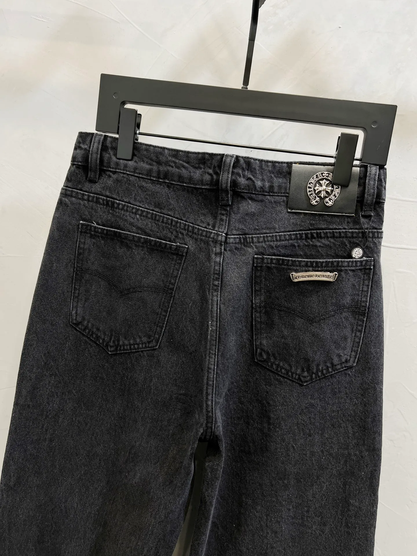 P180 Style number: [M1237] Chrome Hearts SS25 full-print diamond logo straight jeans, same style for men and women, top ceiling quality, styles with different wash textures, very friendly to people with thin legs and thick legs, straight and slim fit very flattering leg shape, timeless moderate length, easy to match, basic styling for various styles, a must-have in the wardrobe! The fabric is stiff but also makes the upper body soft without losing texture. The washing process is even more perfect. It is a must-have item for everyone! ! ! Washed wheat, hang tag, pants label, three labels complete Color: black Size: 30, 32, 34, 36